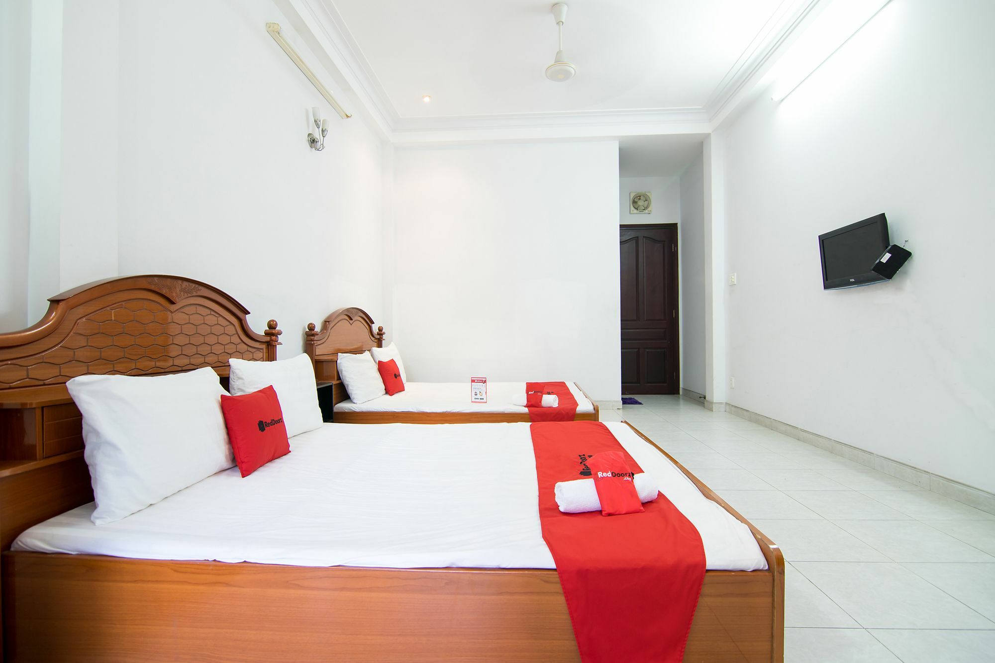 Отель Reddoorz Near Pico Plaza Cong Hoa Хошимин Экстерьер фото