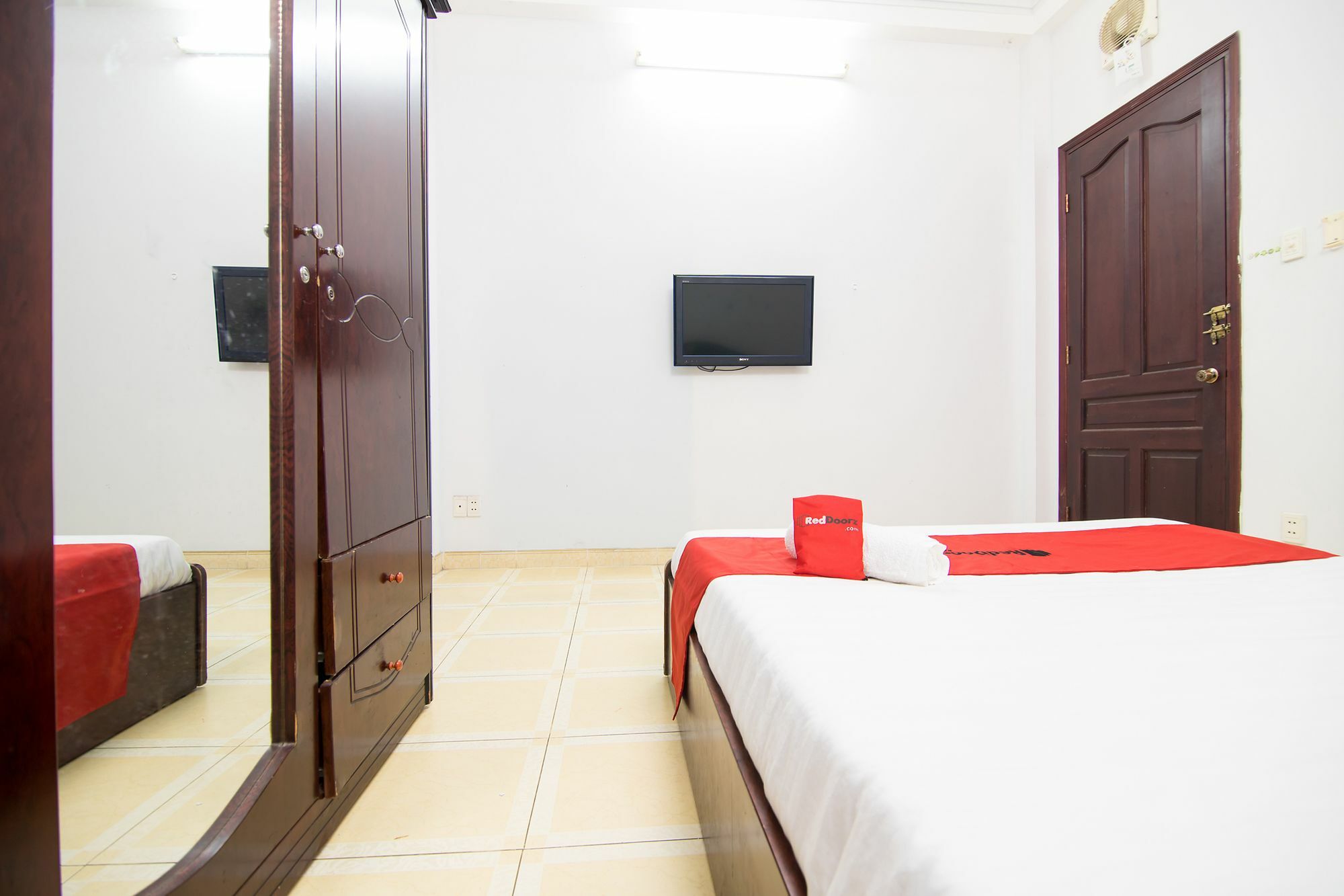 Отель Reddoorz Near Pico Plaza Cong Hoa Хошимин Экстерьер фото